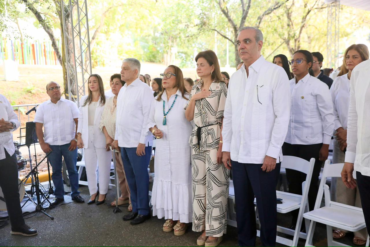Abinader y Raquel Peña comparten villancicos navideños con familias y niños del entorno de la Casa Presidencial de Santiago