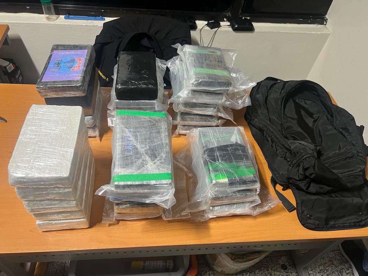 Capturan dos alemanes e incautan en el AILA otros 28 paquetes de presunta cocaína