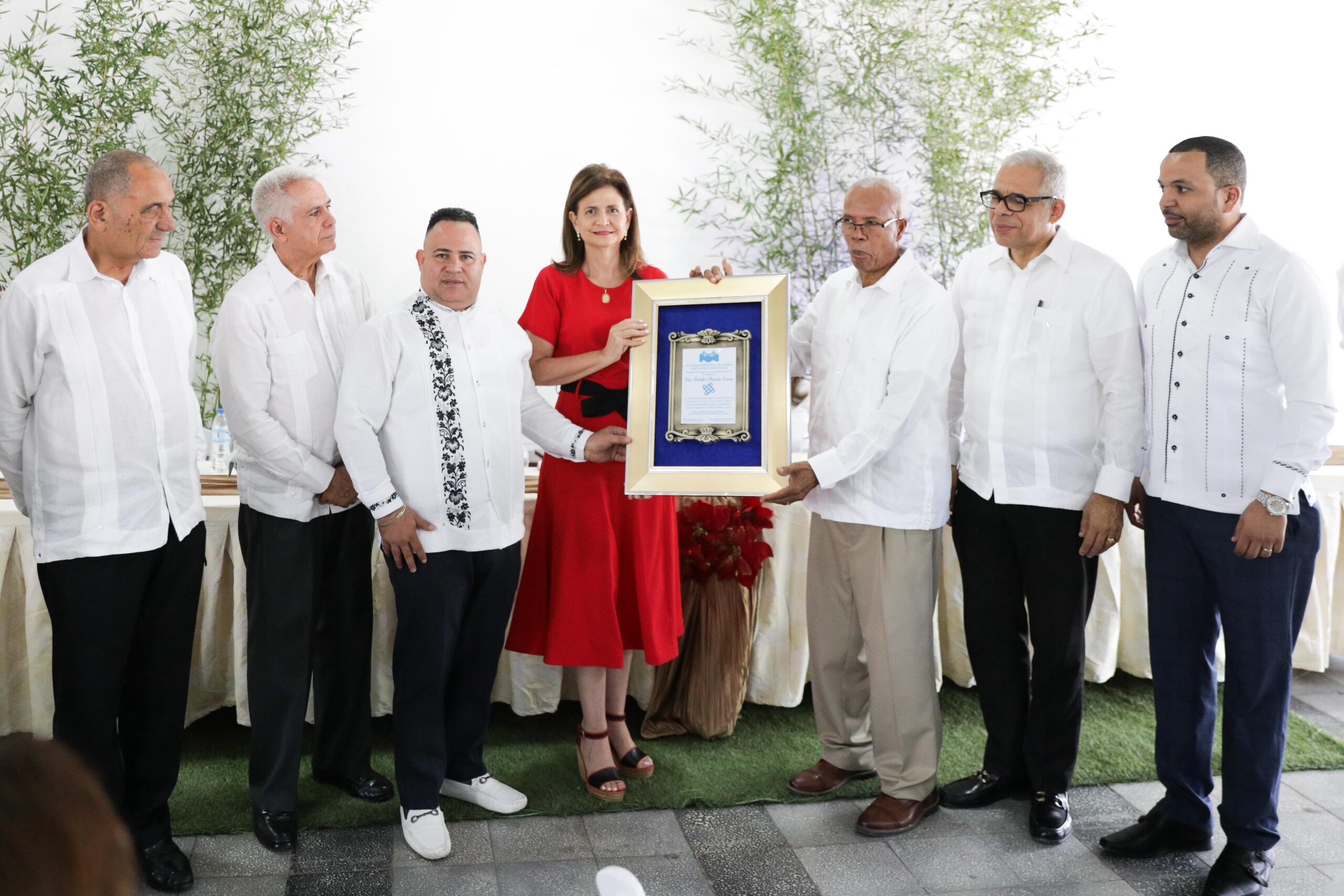 Raquel Peña comparte almuerzo navideño con líderes cristianos del Cibao Raquel Peña comparte almuerzo navideño con líderes cristianos del Cibao