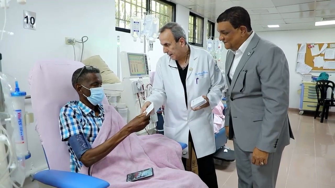 Gobierno entrega bono navideño a hospitales y otras instituciones de salud y discapacidad