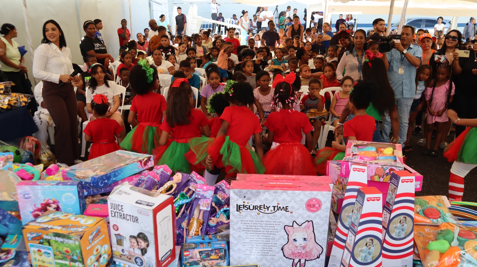 Cientos de niños reciben juguetes de Fundaciones Cruz Jiminián y Lama