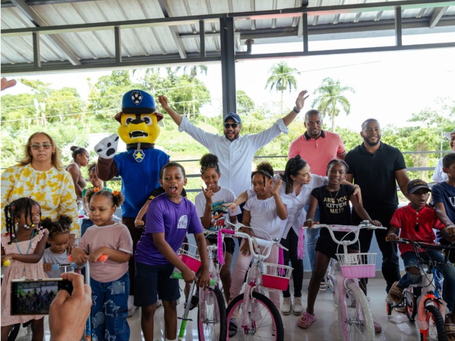 “La ruta de la Felicidad” tuvo 19 paradas de alegría, diversión, sonrisas y esperanza en toda la provincia de San Cristóbal “La ruta de la Felicidad” tuvo 19 paradas de alegría, diversión, sonrisas y esperanza en toda la provincia de San Cristóbal