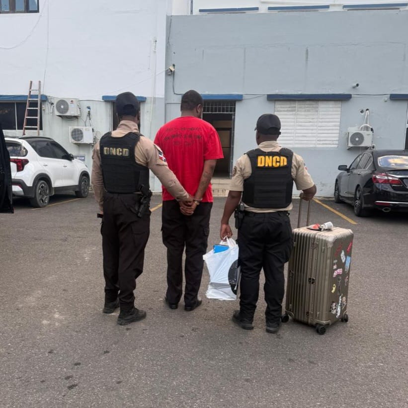 Arrestan otro extranjero en aeropuerto de Puerto Plata con siete paquetes de presunta marihuana