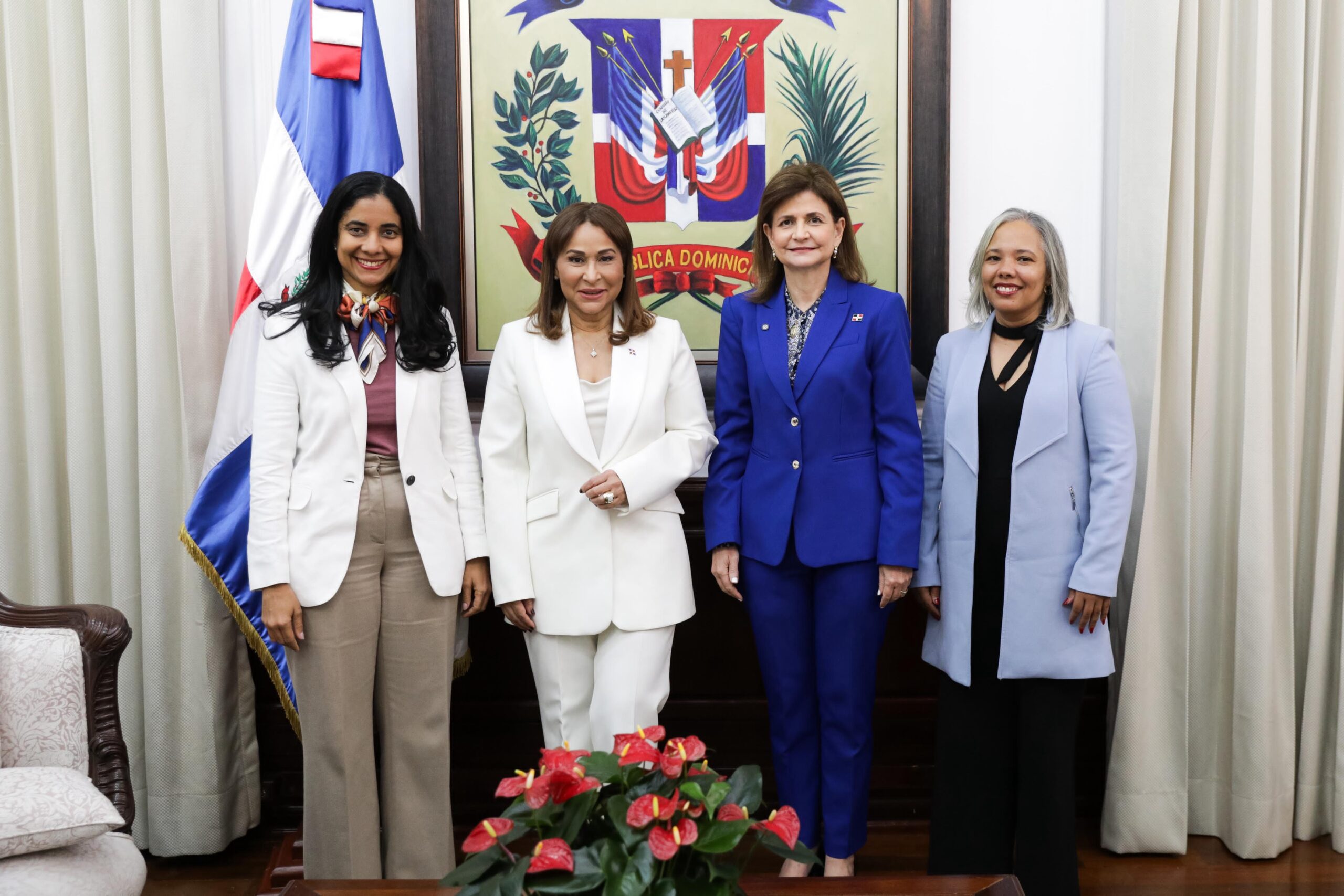 Raquel Peña deja juramentada a Mayra Jiménez al frente de Supérate
