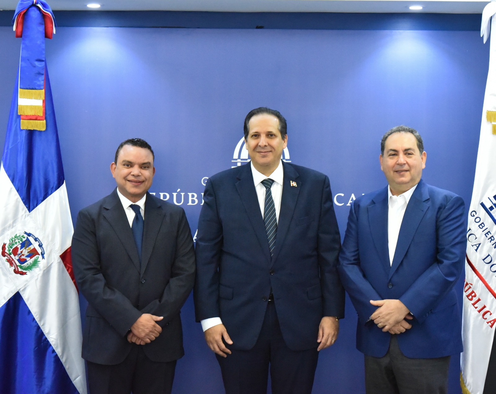 Ministro de Salud Víctor Atallah juramenta a Julio César Landrón como nuevo director del SNS Ministro de Salud Víctor Atallah juramenta a Julio César Landrón como nuevo director del SNS