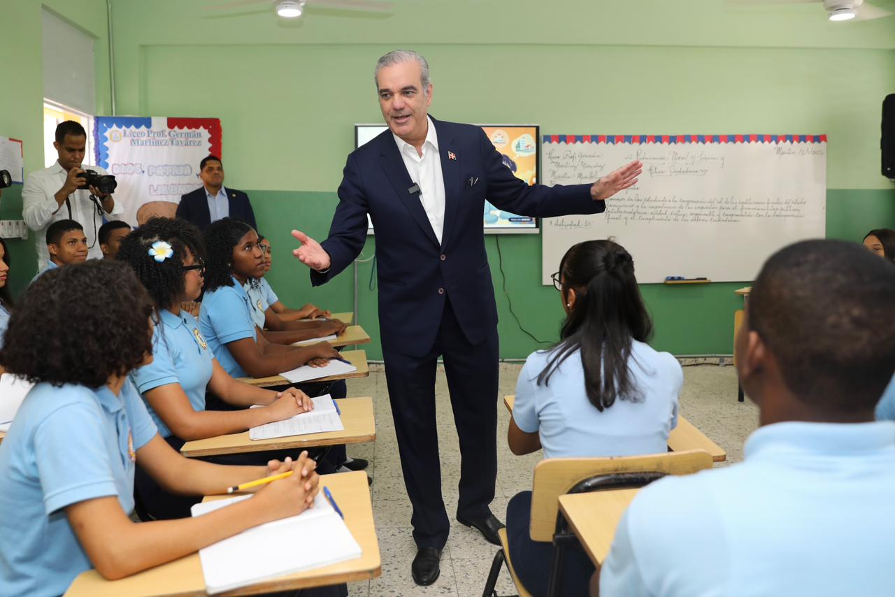 Abinader imparte clase de Educación Moral y  Cívica en Liceo Germán Martínez