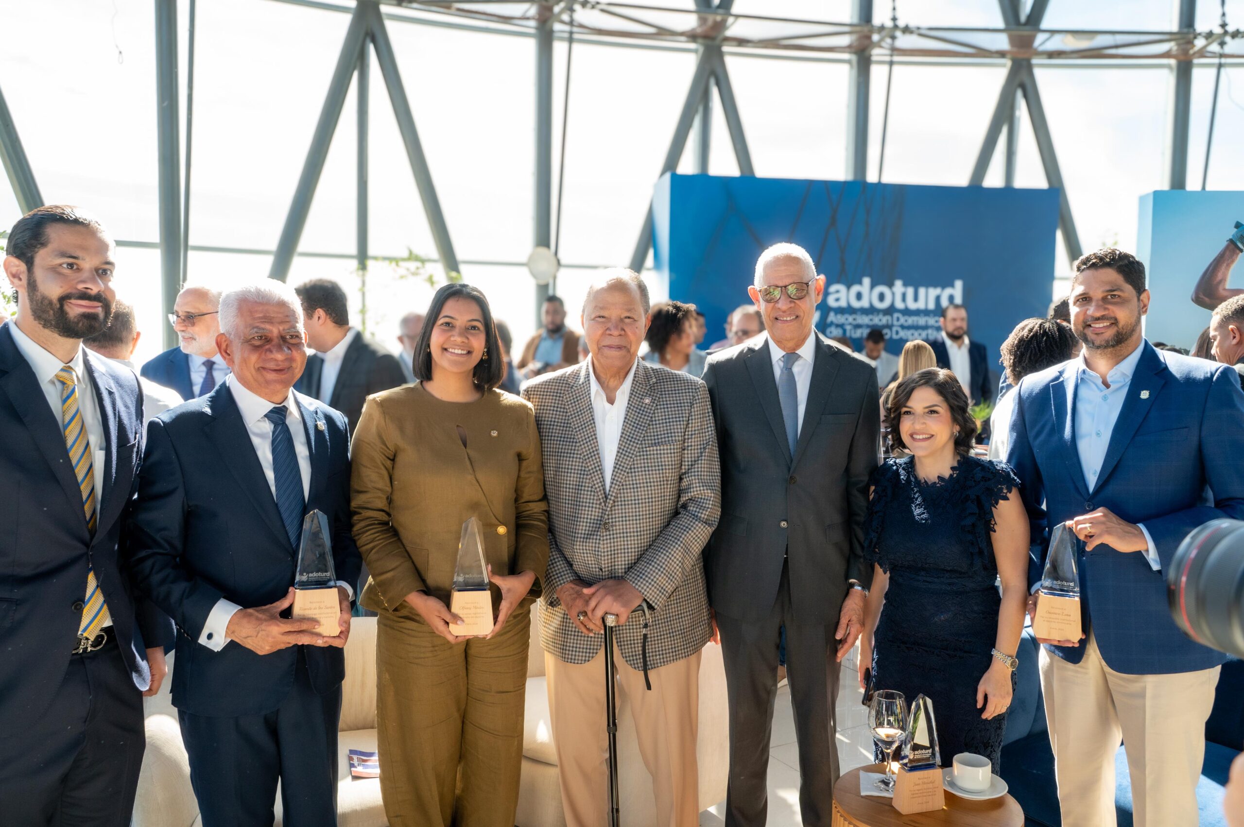 Presidente del Senado, Ricardo de los Santos, recibe reconocimiento de ADOTURD por su apoyo al deporte dominicano