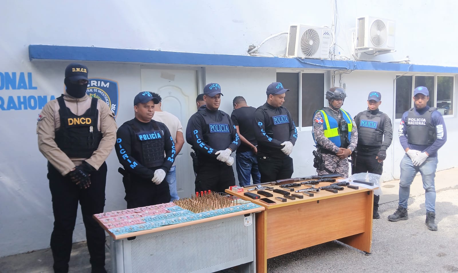Policía Nacional y Ministerio Público apresan tres personas y ocupan arsenal de armas y dinero y en Barahona