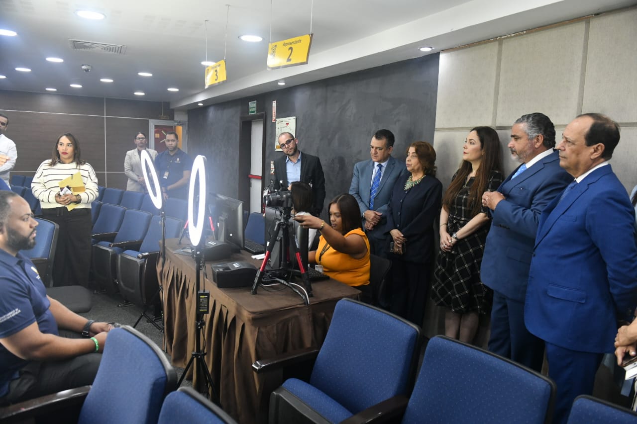 JCE entregará primera cédula de identidad y electoral al presidente Luis Abinader Corona este lunes JCE entregará primera cédula de identidad y electoral al presidente Luis Abinader Corona este lunes