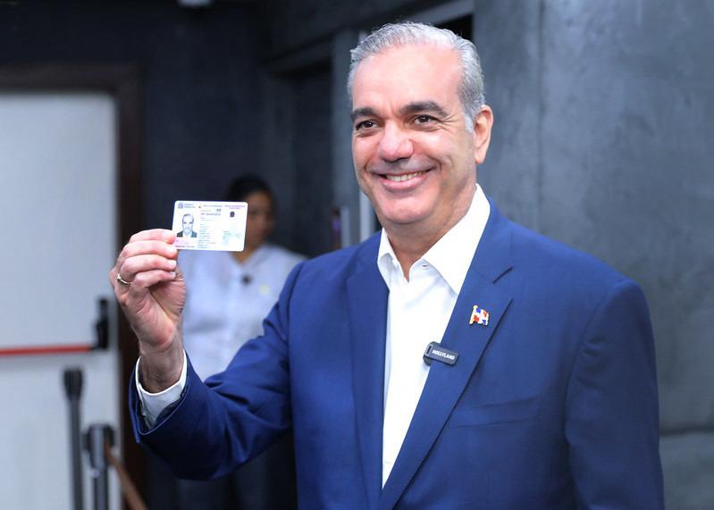 JCE entrega primera cédula de identidad y electoral en el nuevo formato al presidente RD y la primera dama JCE entrega primera cédula de identidad y electoral en el nuevo formato al presidente RD y la primera dama