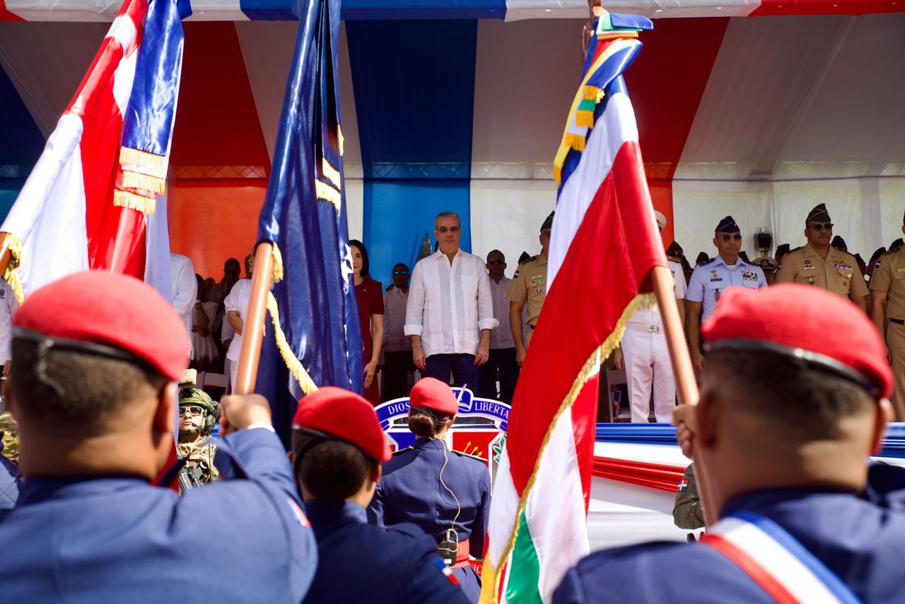 Abinader encabeza desfile conmemorativo del 213 aniversario del natalicio de Juan Pablo Duarte