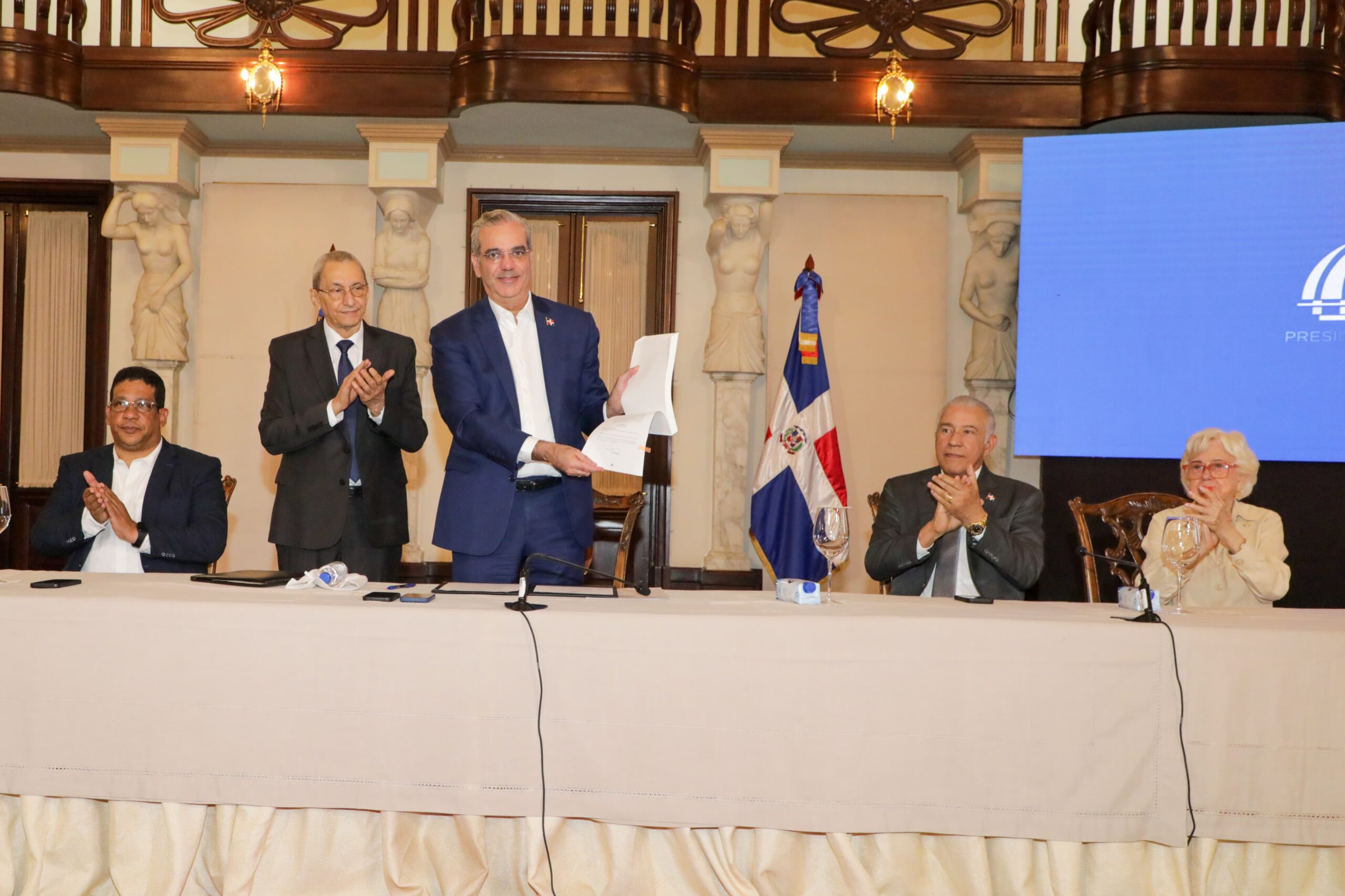 Abinader aprueba reglamento de aplicación de la Ley 47-25 de Contrataciones Públicas