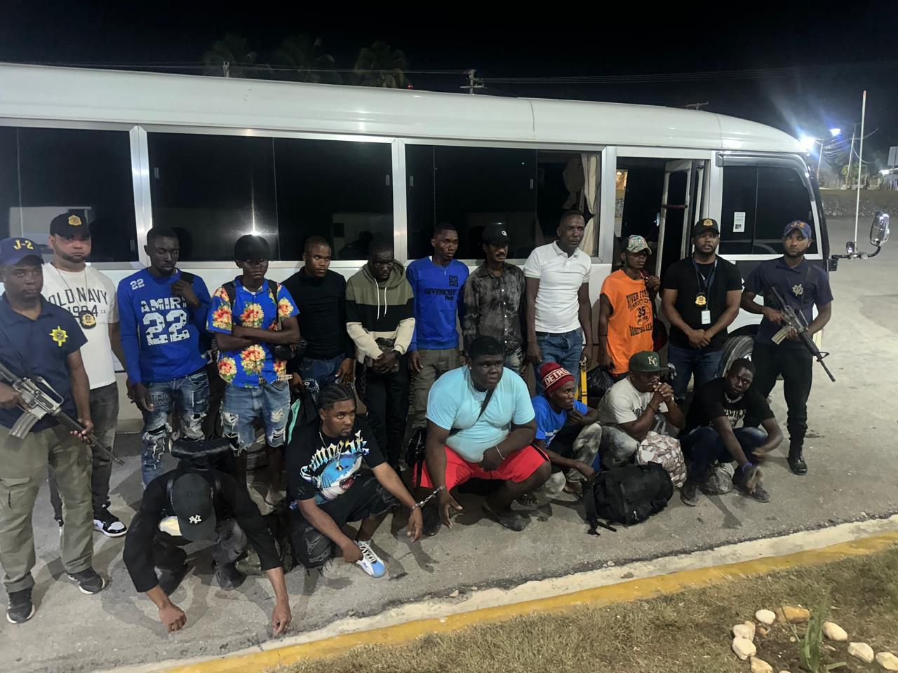 Agentes de DGM detienen minibús con 11 haitianos 