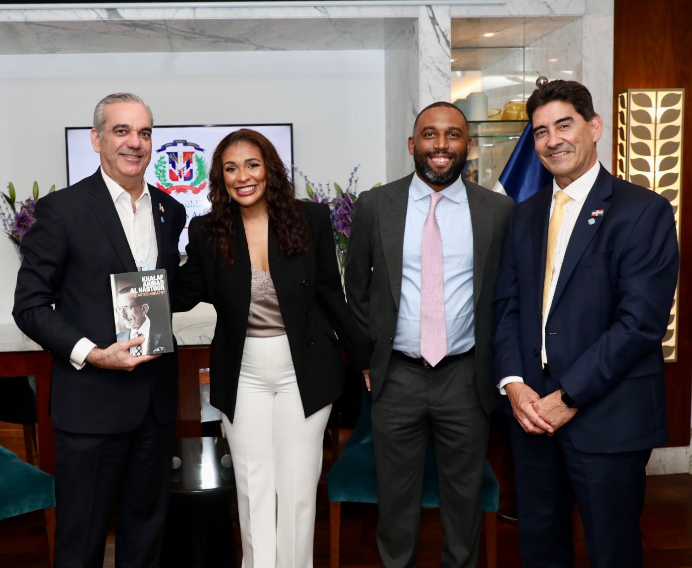Abinader comparte con la comunidad dominicana en Emiratos Árabes Unidos, expresa orgullo por su aporte