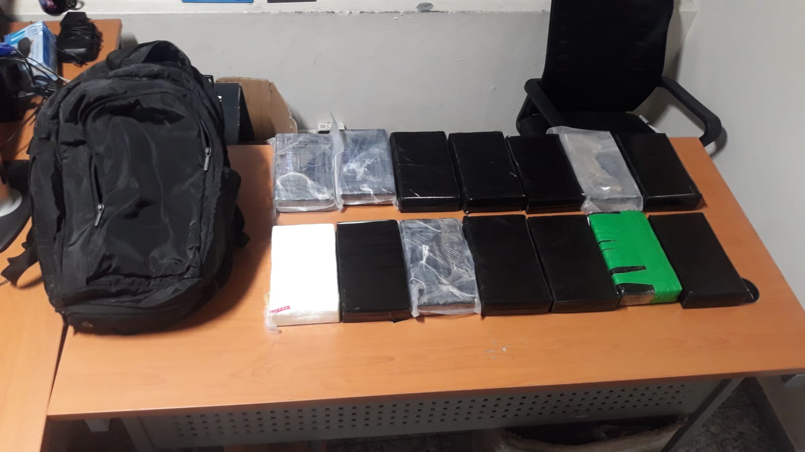 DNCD detiene croata de 21 años con 14 paquetes de presunta cocaína