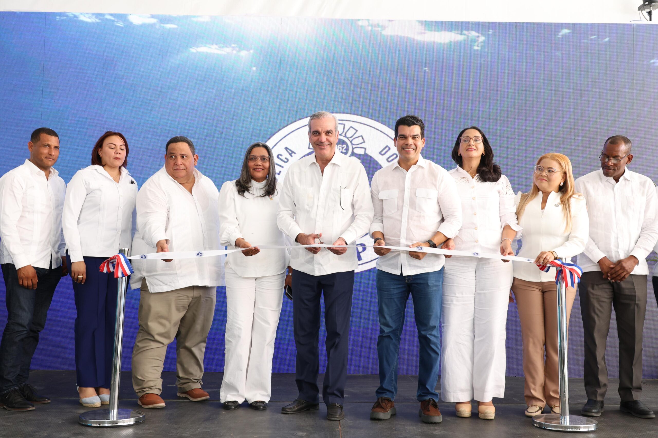 Presidente Abinader y director del INAPA, Wellington Arnaud, inauguran obras en Azua