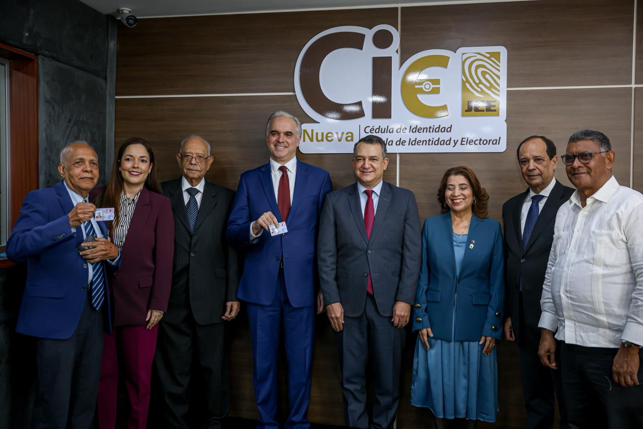 Miembros del PRSD reciben su nueva cédula de identidad y electoral
