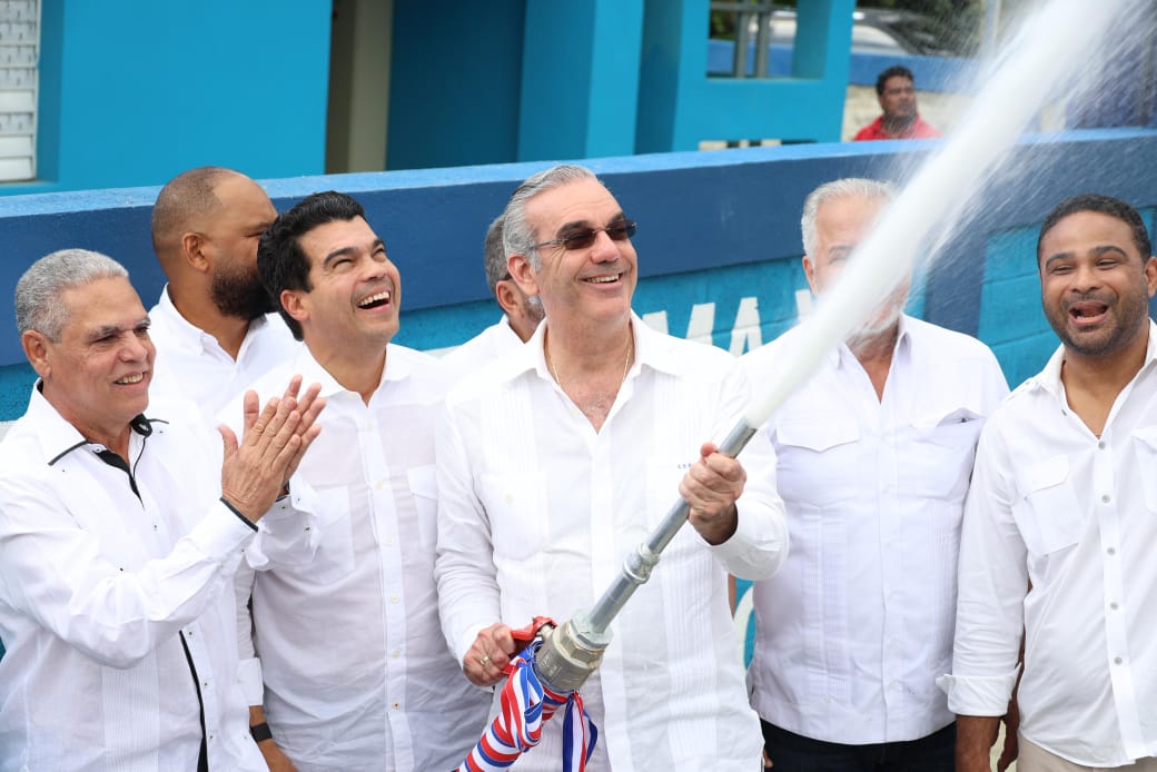 Presidente Abinader y Wellington Arnaud, director del INAPA, inauguran acueducto de Villa Altagracia