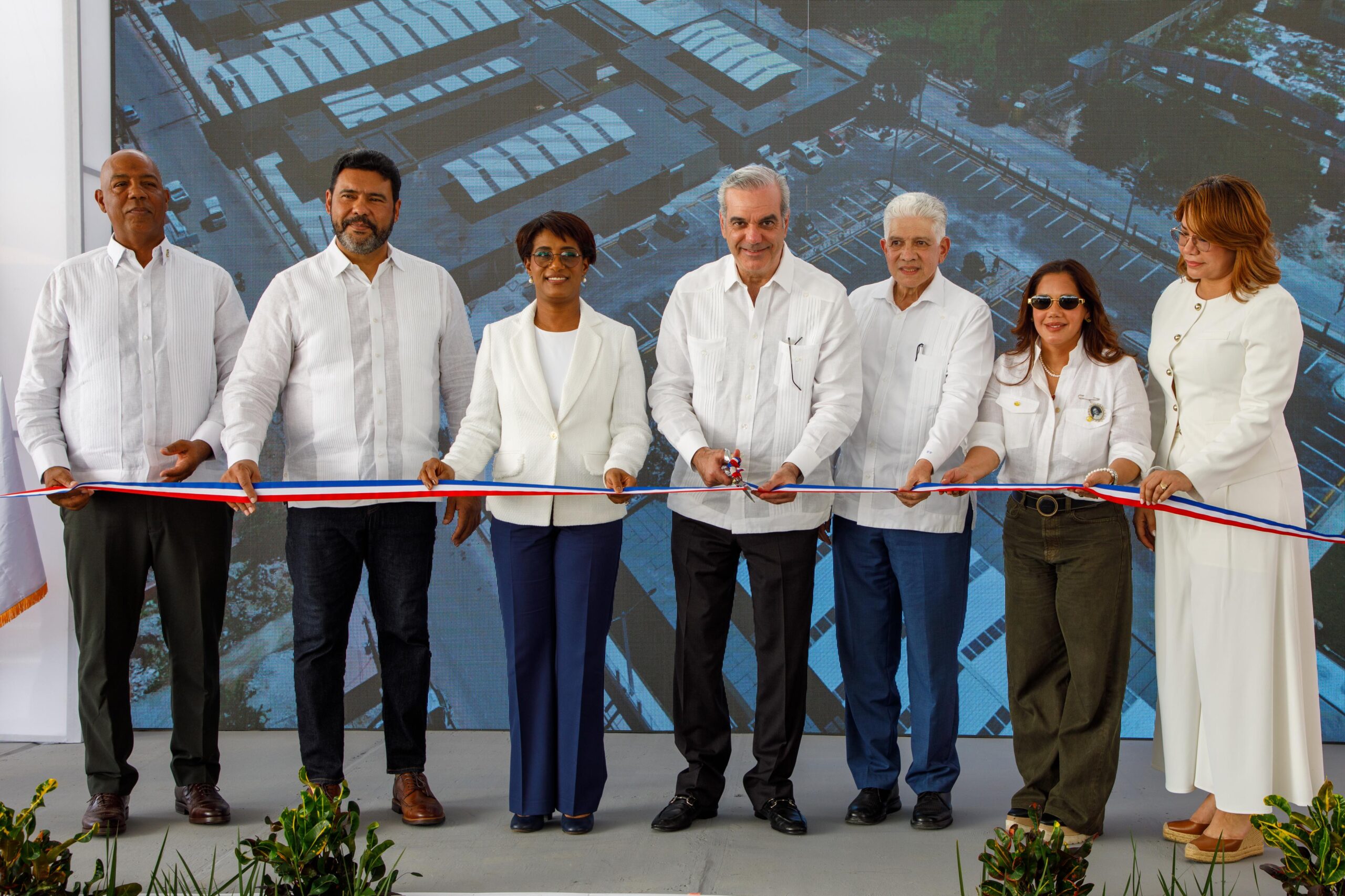 Abinader inaugura moderno mercado municipal beneficiará más de 200 pequeños y medianos comerciantes en Higüey
