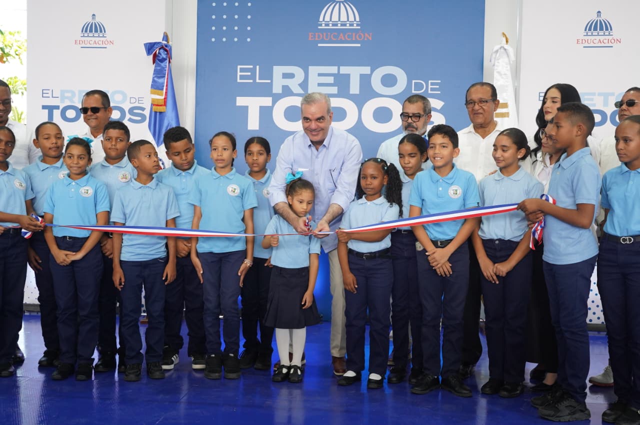 Presidente Abinader entrega dos techados de cancha en centros educativos de Santiago Rodríguez