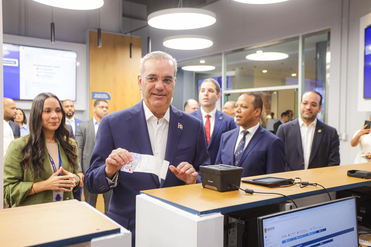 Presidente Luis Abinader recibe la primera nueva Licencia de Conducir Presidente Luis Abinader recibe la primera nueva Licencia de Conducir