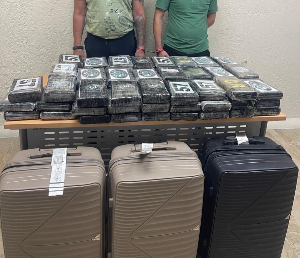 DNCD arresta dos serbios e interviene alijo de 75 paquetes de presunta cocaína