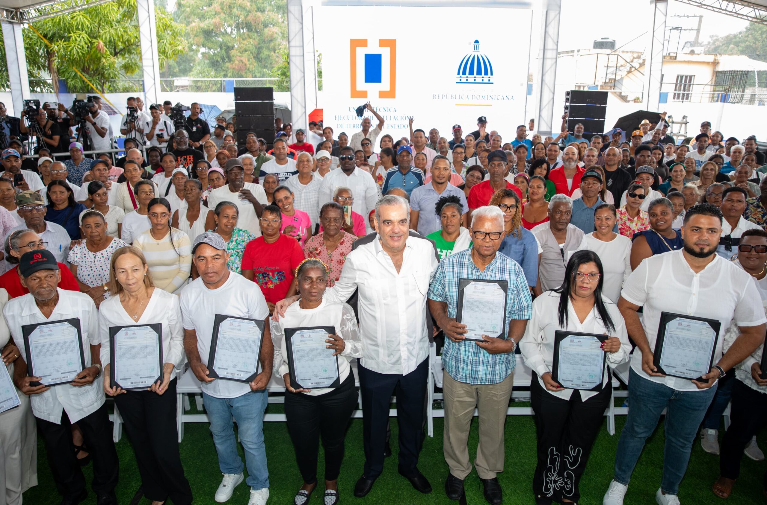 Abinader entrega 442 certificados de títulos de propiedad de los 688 contemplados en el proyecto Hato Nuevo II