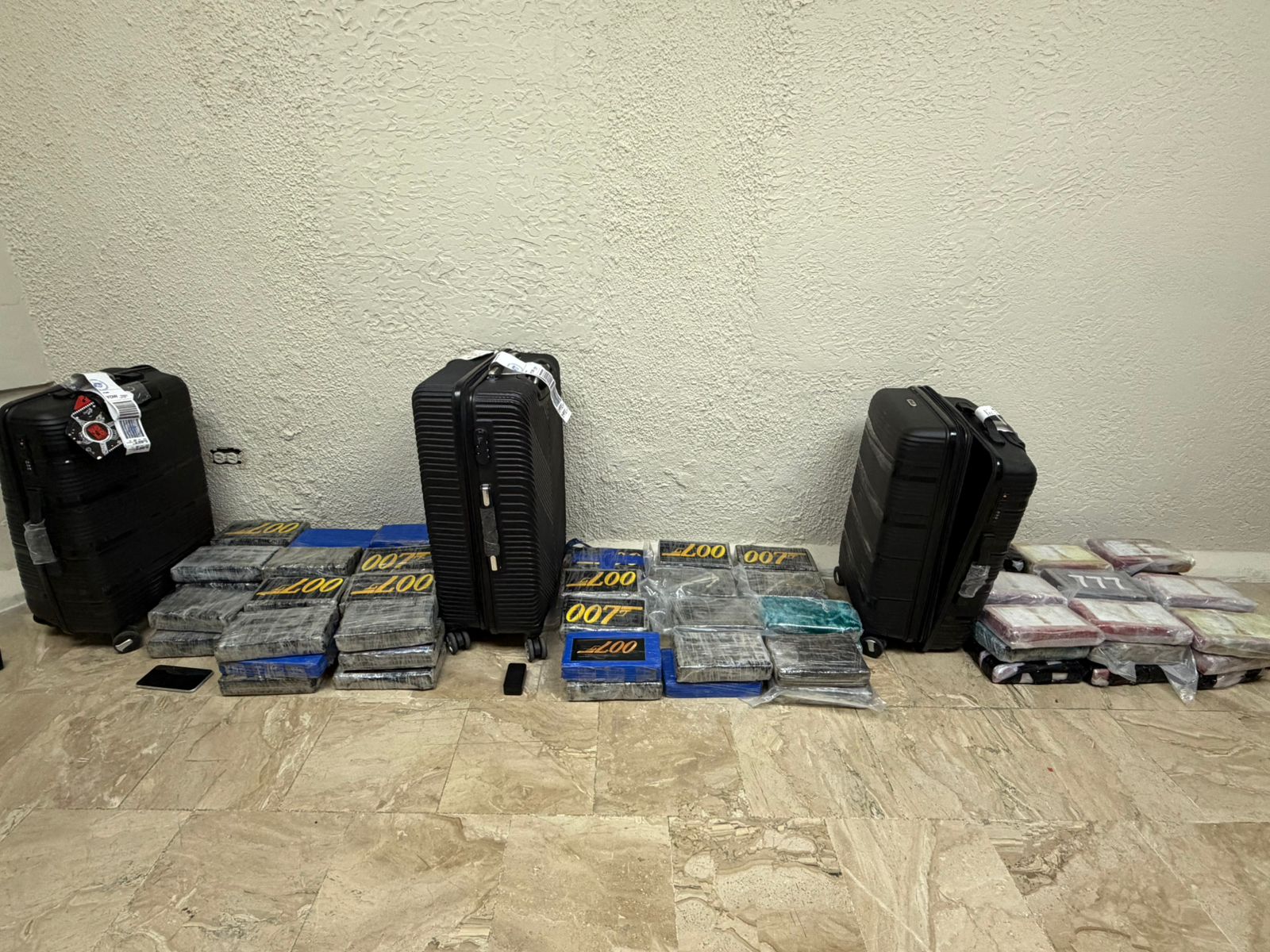 DNCD intercepta tres maletas con 83 paquetes de presunta cocaína