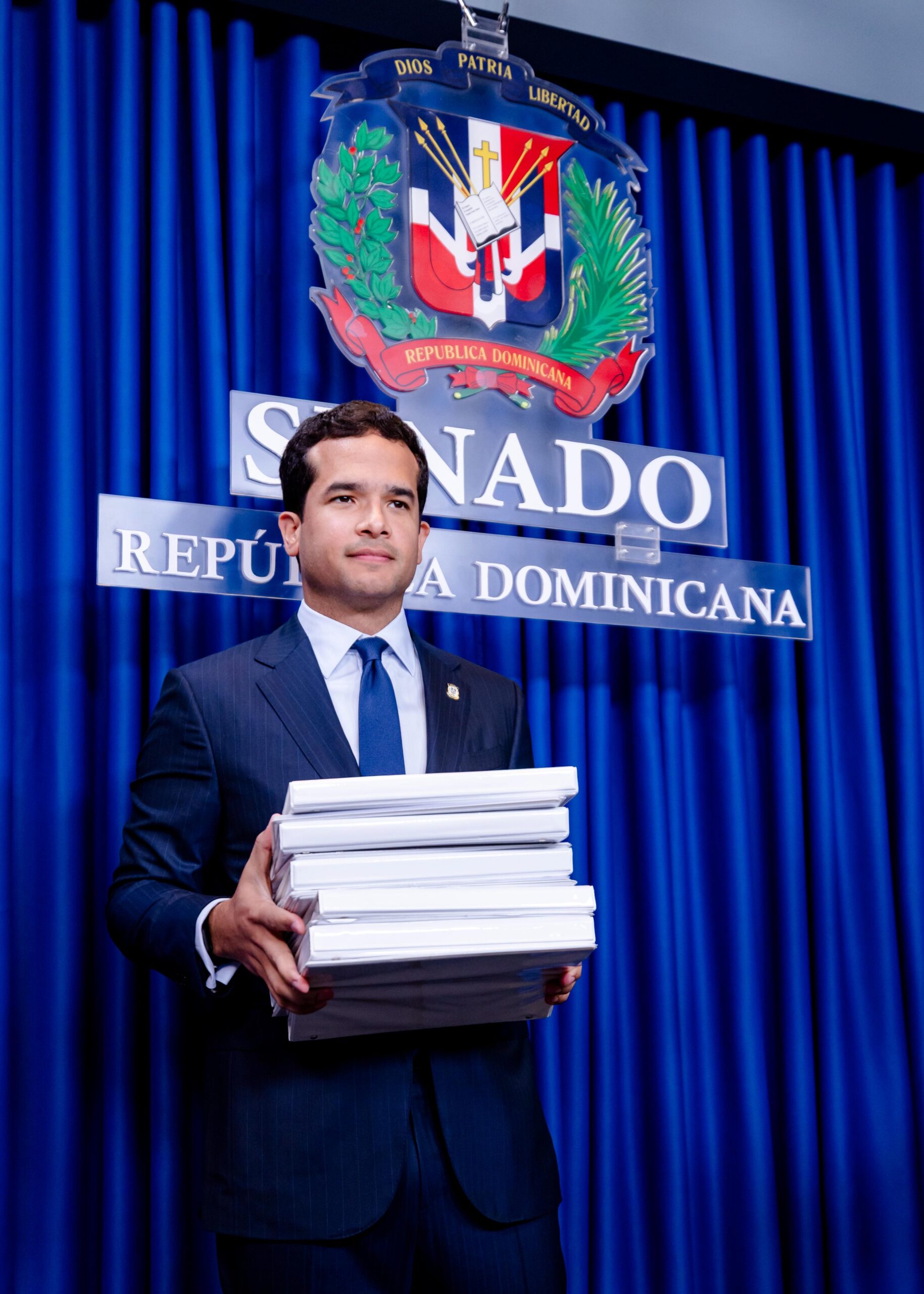 Omar Fernández reintroduce proyecto que elimina pago de anticipos por mipymes y otros 10 proyectos