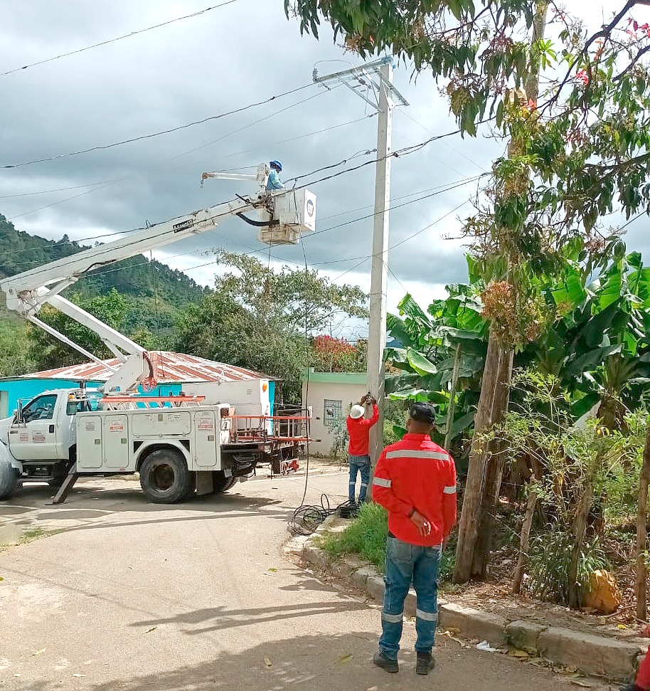 Edesur desarrolla amplio operativo de regularización en Nizao, San José de Ocoa