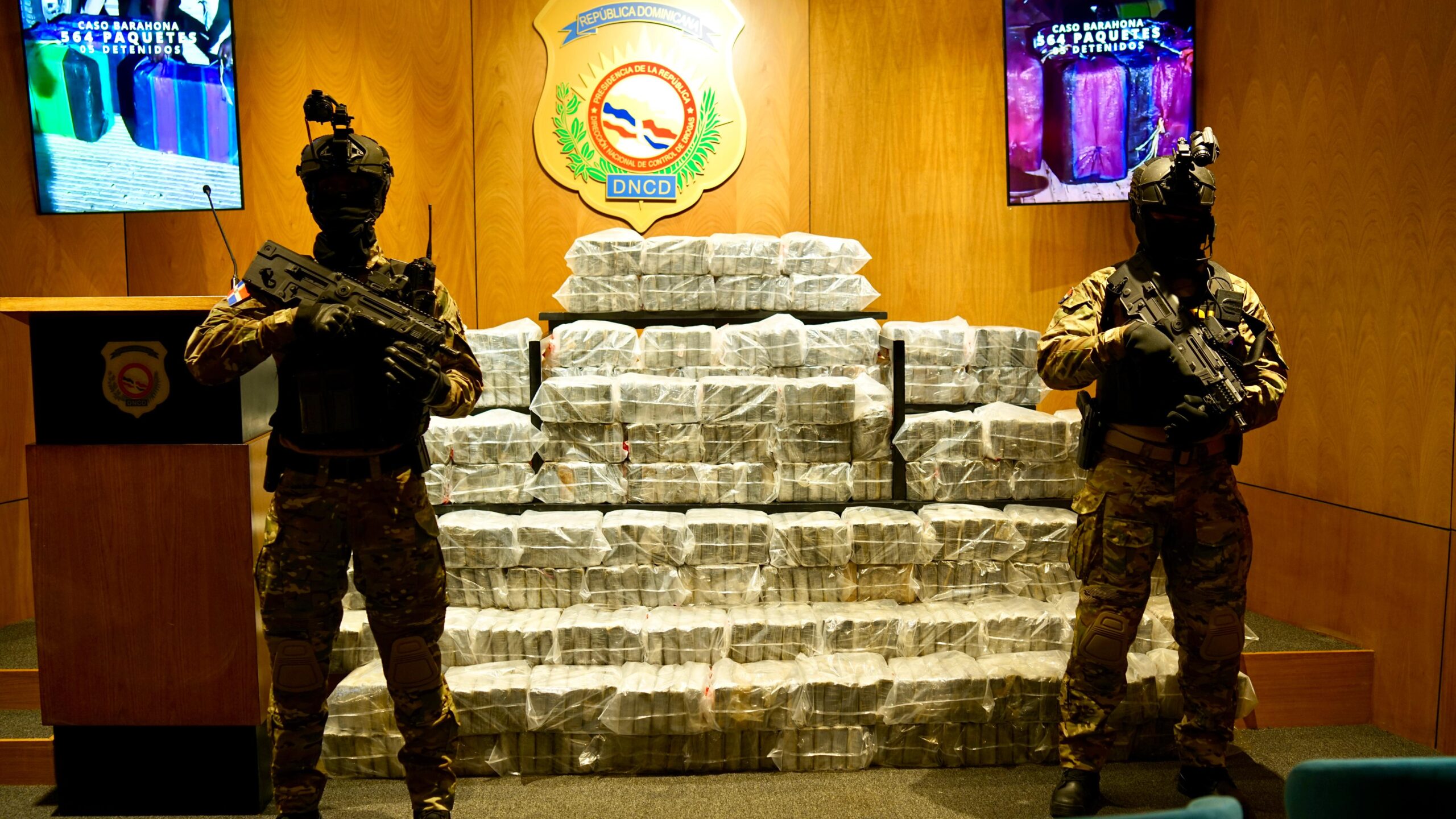 Arrestan cinco hombres e incautan 564 paquetes de presunta cocaína en despliegue por aire, mar y tierra en costas de Barahona