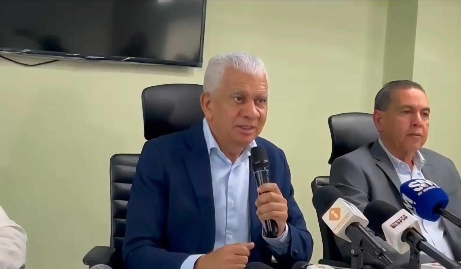 Presidente de Fenatrado informa que los transportistas de cargas asumirán el incremento del costo de los combustibles