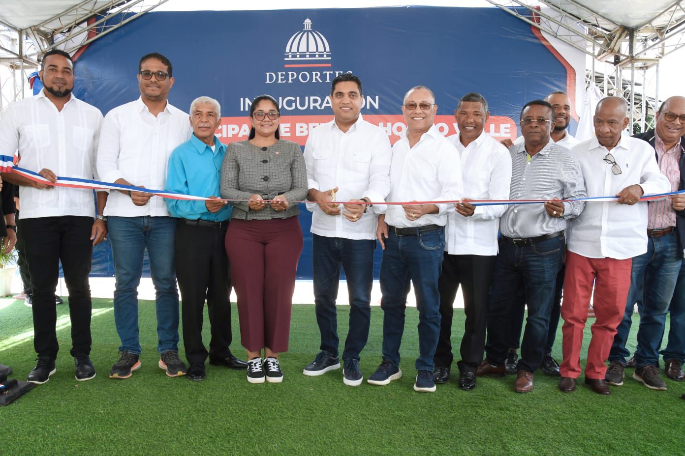 Ministro Kelvin Cruz entrega reconstruido play de Hondo Valle, Elías Piña.