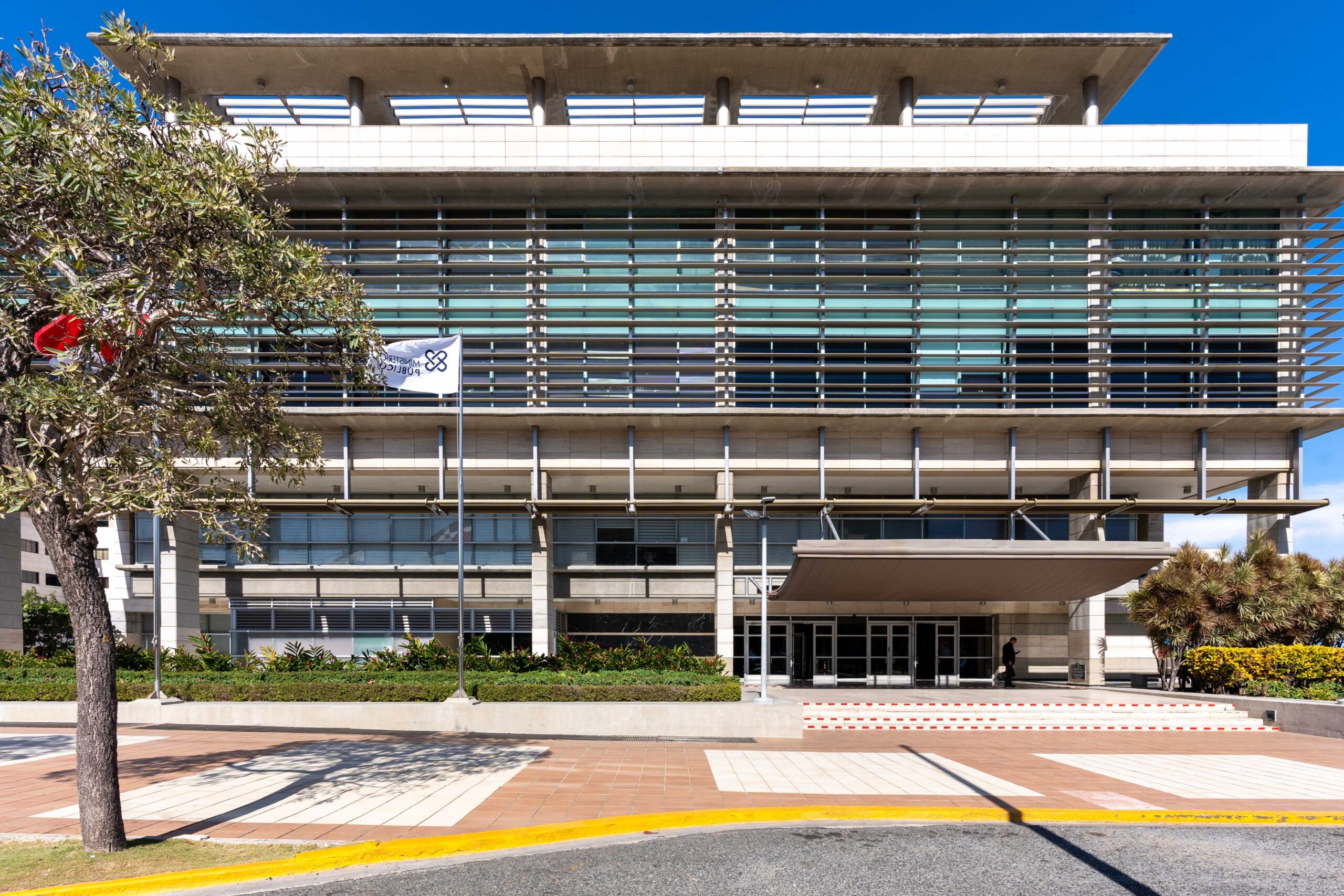 Ministerio Público arresta en aeropuerto a implicado en red criminal que estafó fondos del SeNaSa
