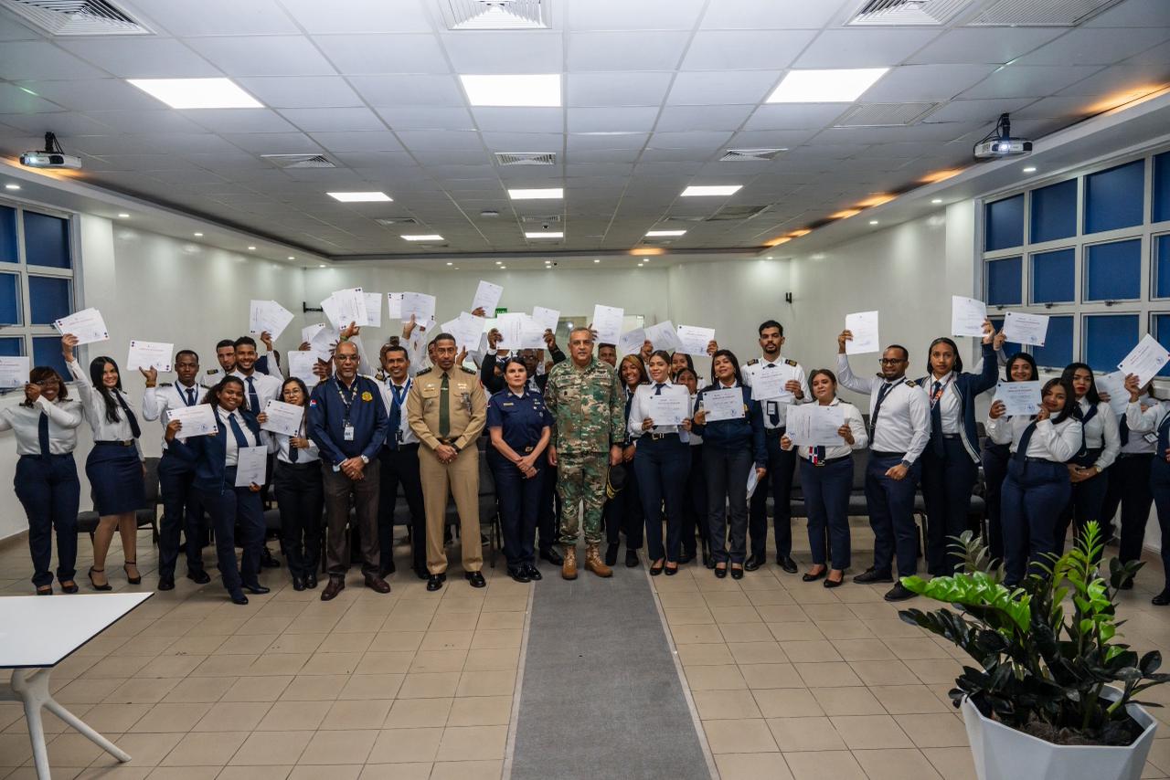 Lee Ballester certifica a 37 nuevos inspectores migratorios tras agotar proceso de pasantías en puertos, aeropuertos y puestos fronterizos