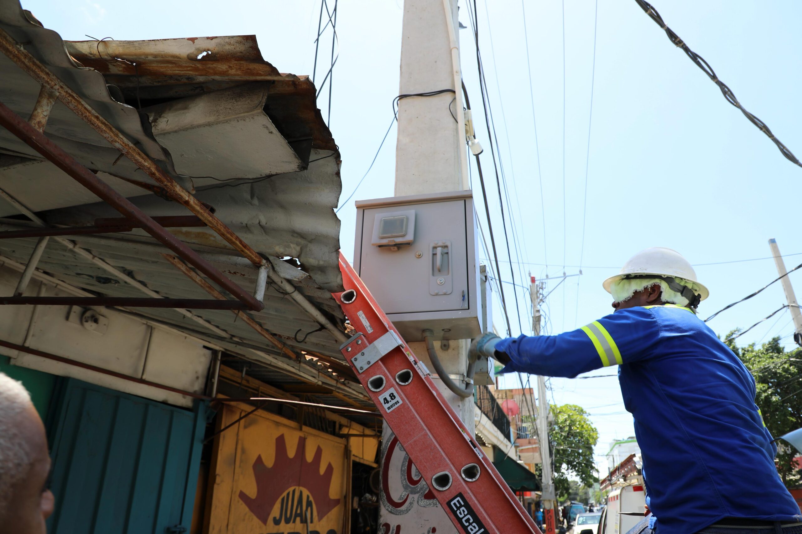 Edeeste y Pgase fiscalizan a clínica y colmado de Santo Domingo Este por anomalías afectaban la facturación eléctrica