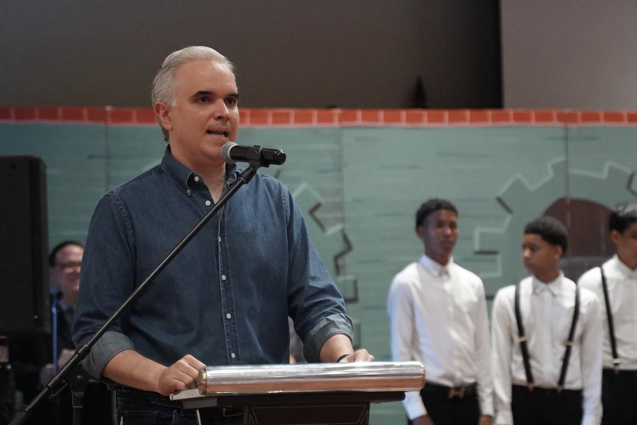 Luis Miguel De Camps encabeza Gala Regional de Arte en Santiago y refuerza impulso del arte en el sistema público Luis Miguel De Camps encabeza Gala Regional de Arte en Santiago y refuerza impulso del arte en el sistema público