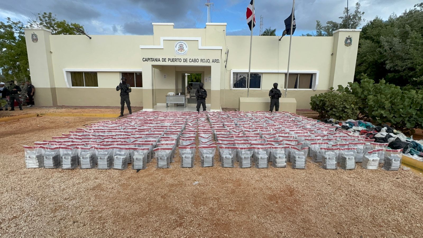 Autoridades incautan cargamento de 1.6 toneladas de presunta cocaína