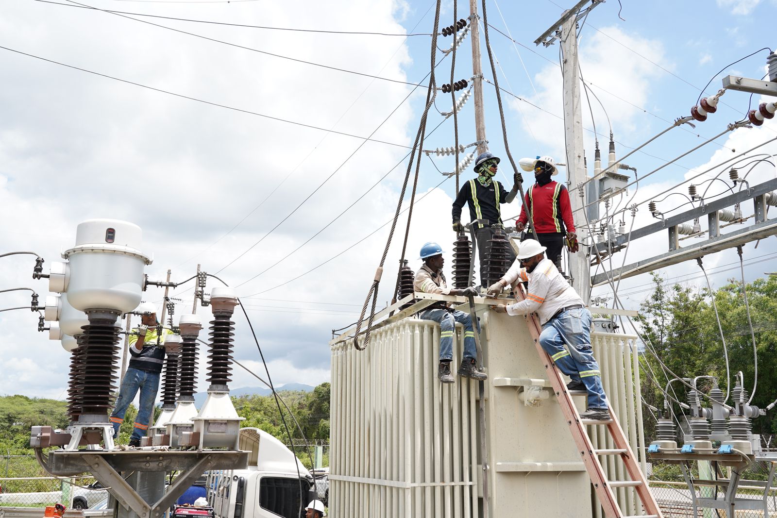 Edesur Dominicana instala transformador de potencia en subestación Cruce de Ocoa Edesur Dominicana instala transformador de potencia en subestación Cruce de Ocoa