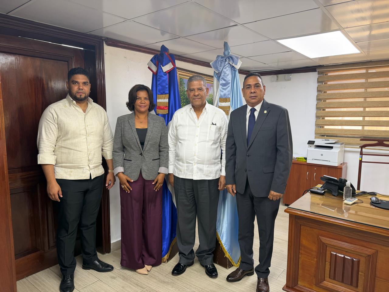 Senador Pedro Tineo y gobernadora Rafaela Javier coordinan acciones con el IAD para resolver asentamientos de parceleros en Monte Plata
