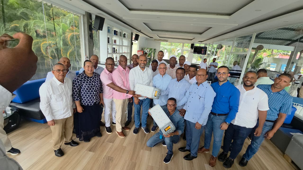 Senador Jhonson Encarnación articula encuentro con autoridades para ampliar electrificación en Elías Piña