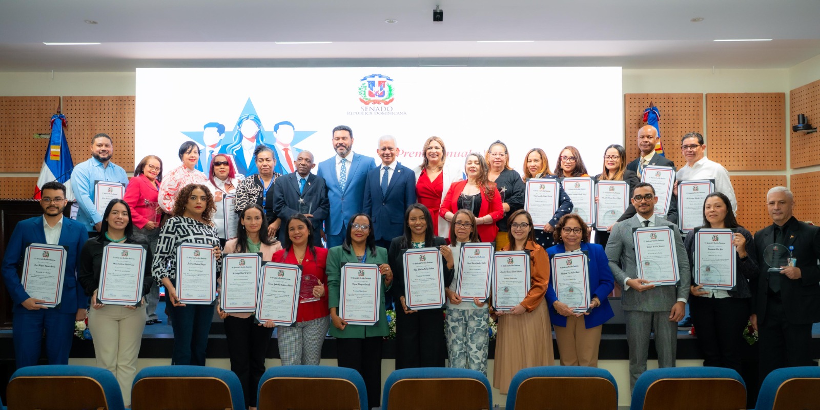 Senado de la República honra la excelencia de su capital humano en histórica premiación Senado de la República honra la excelencia de su capital humano en histórica premiación