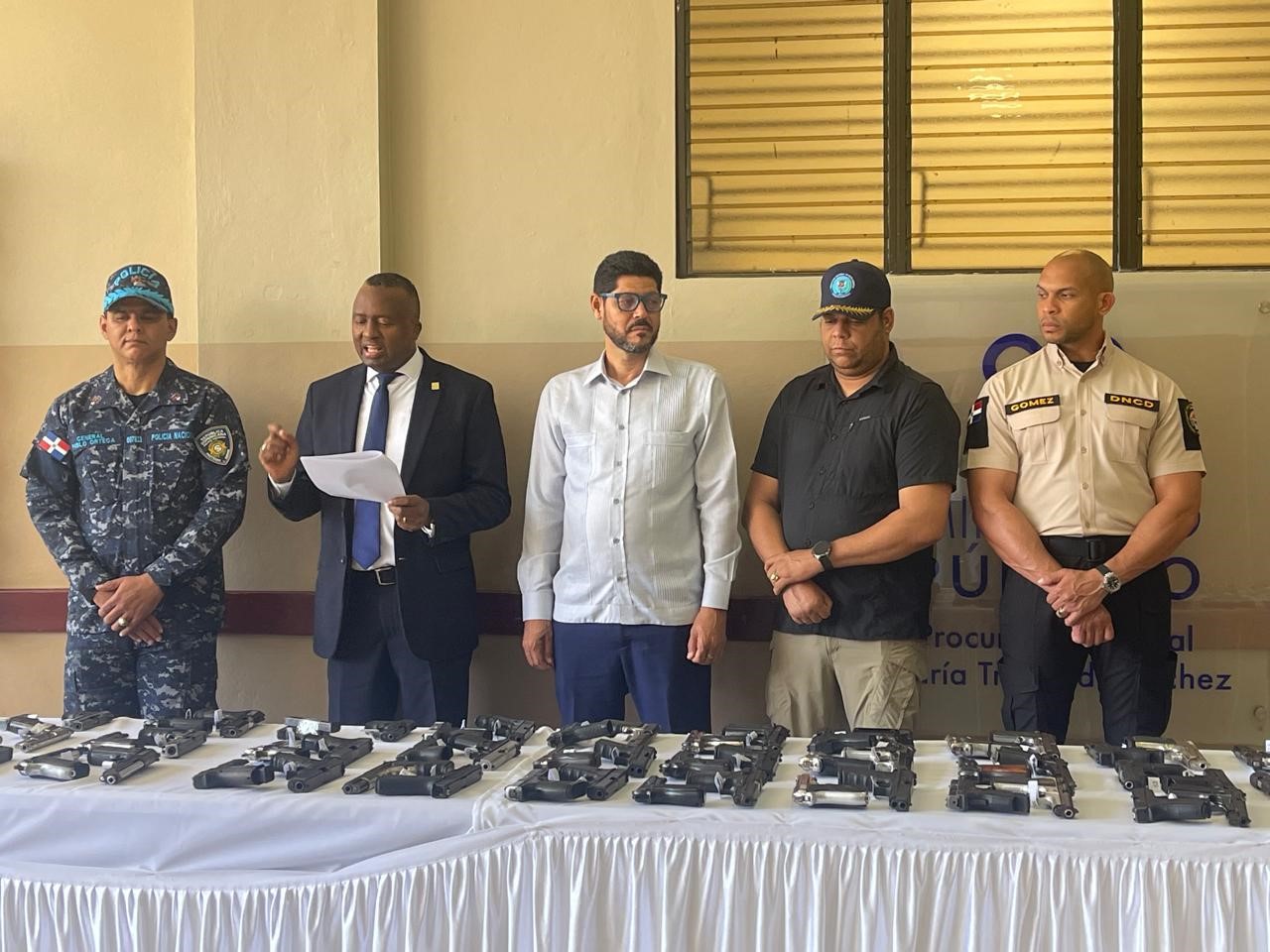Fiscalía de María Trinidad Sánchez entrega 116 armas de fuego al Ministerio de Interior y Policía Fiscalía de María Trinidad Sánchez entrega 116 armas de fuego al Ministerio de Interior y Policía