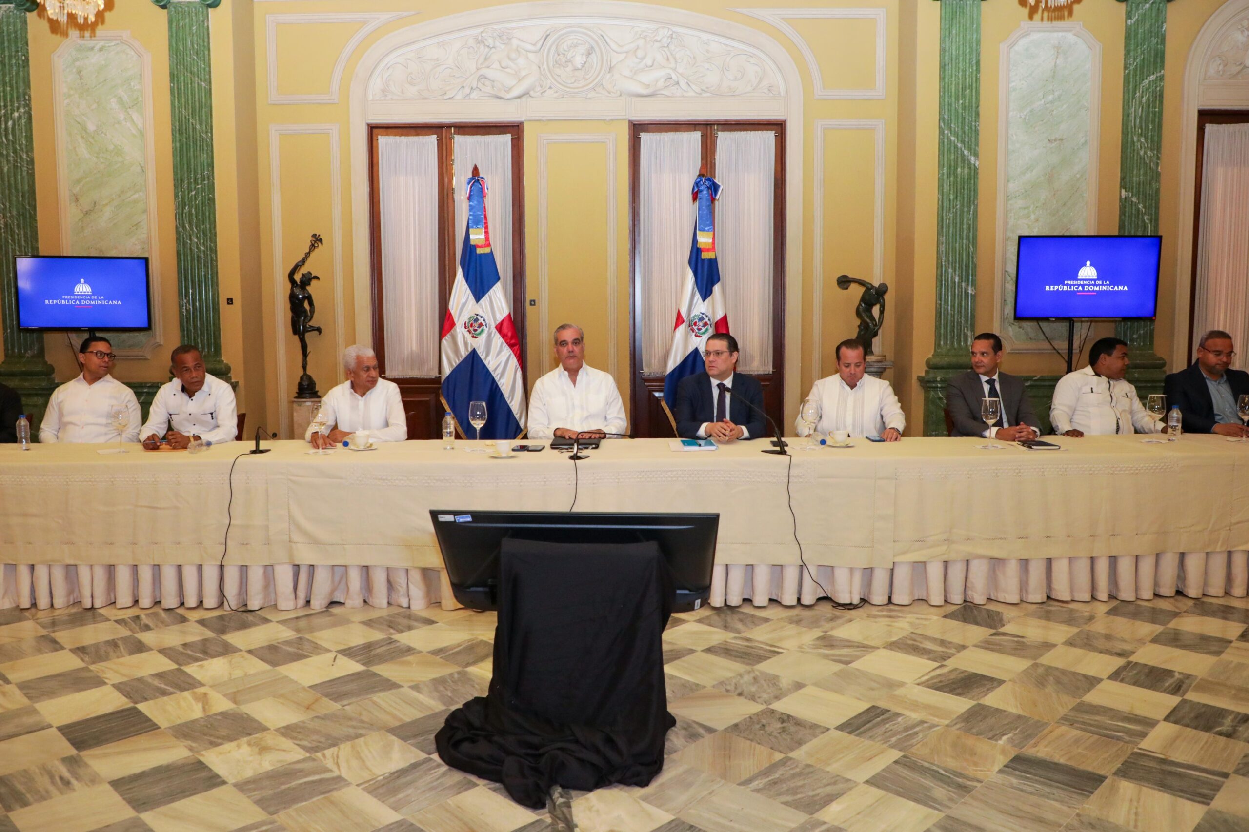 Gobierno dispone mesa permanente con transportistas para mitigar alza de combustibles