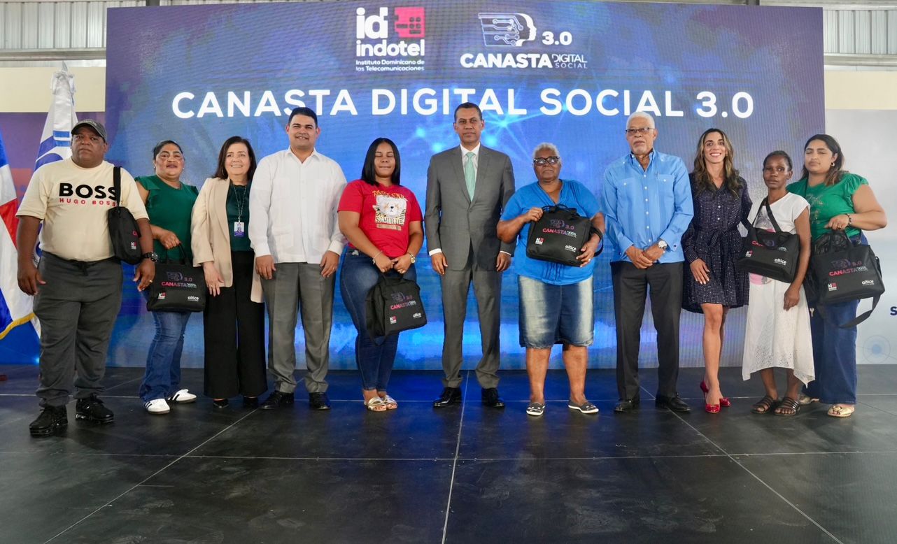 Indotel impulsa inclusión tecnológica con entrega de Canasta Digital Social 3.0 a más de 350 personas en Circunscripción 3 del DN