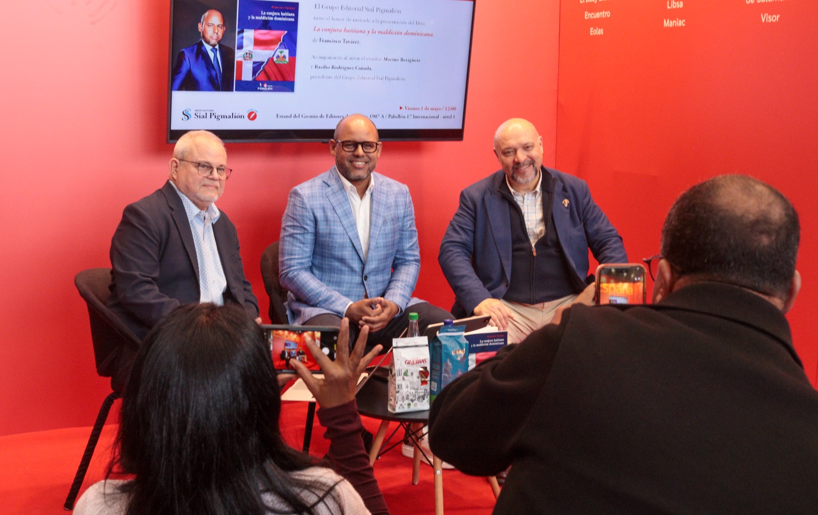 Francisco Tavárez reúne a decenas de asistentes en la presentación de su libro “La conjura haitiana y la maldición dominicana” en Bogotá