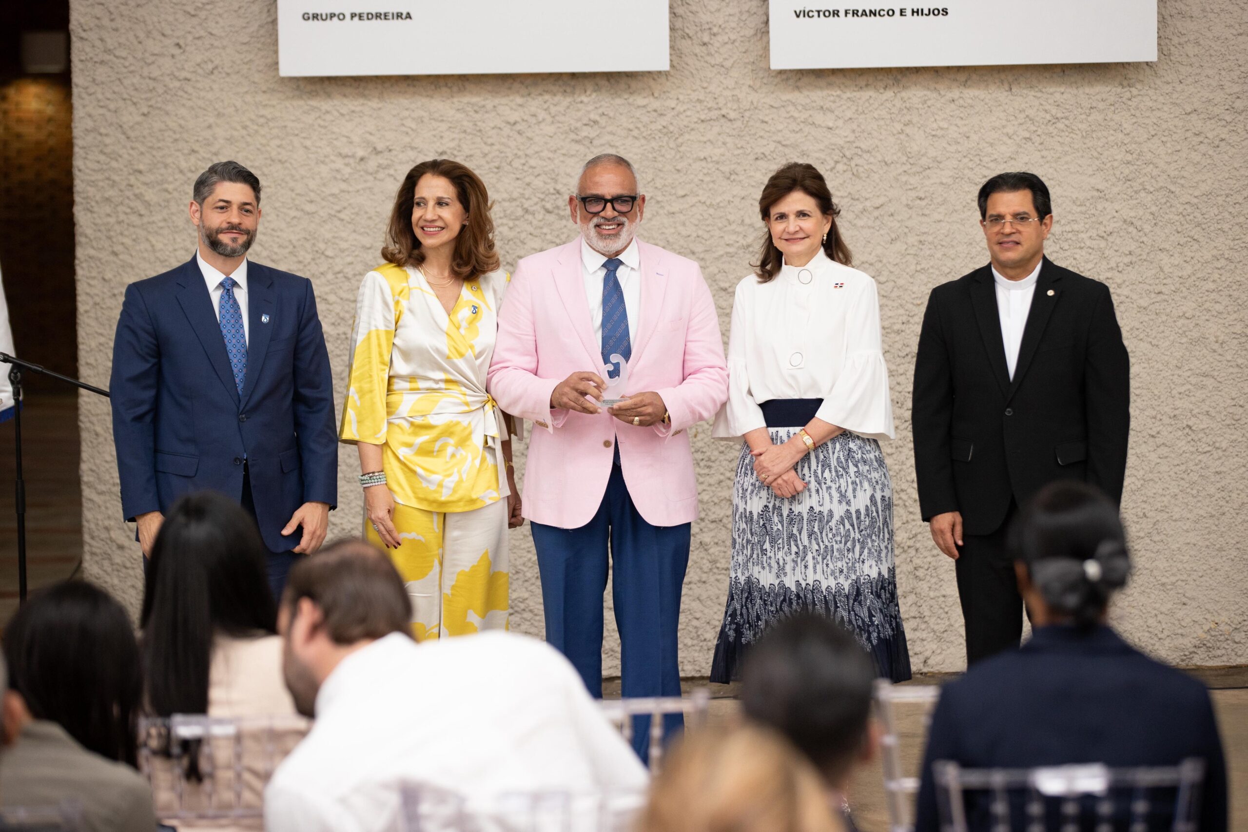 Raquel Peña encabeza develamiento del mural de nuevos miembros de Guardianes de la Academia de la PUCMM