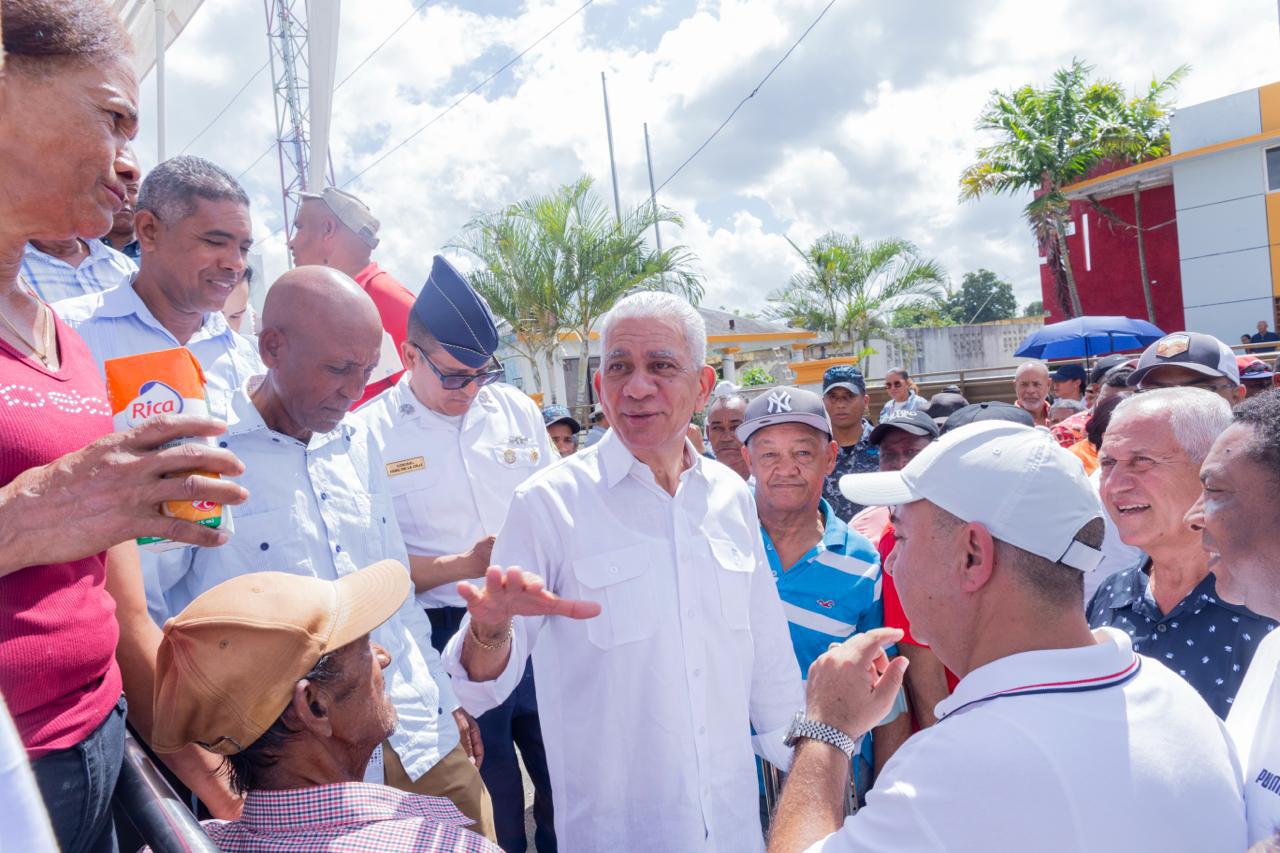 Senador Ricardo de los Santos asiste a más de 1,500 personas con operativo médico “Más Cerca de Ti”