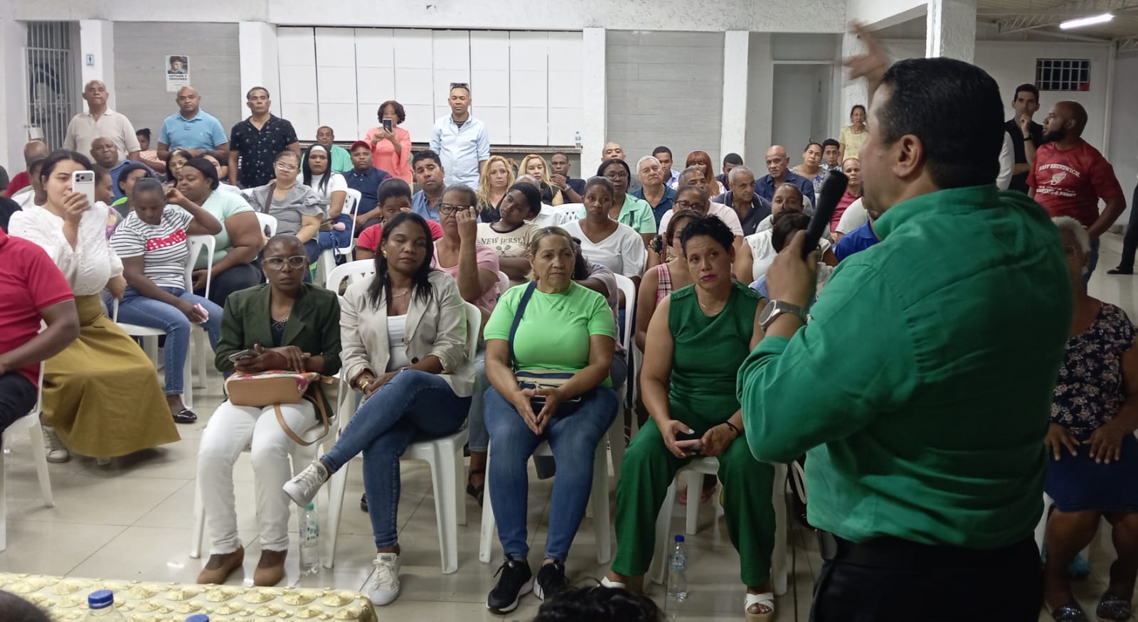 Dirigentes de la FP y comunitarios piden diputado Tobías Crespo asuma candidatura a la alcaldía del DN