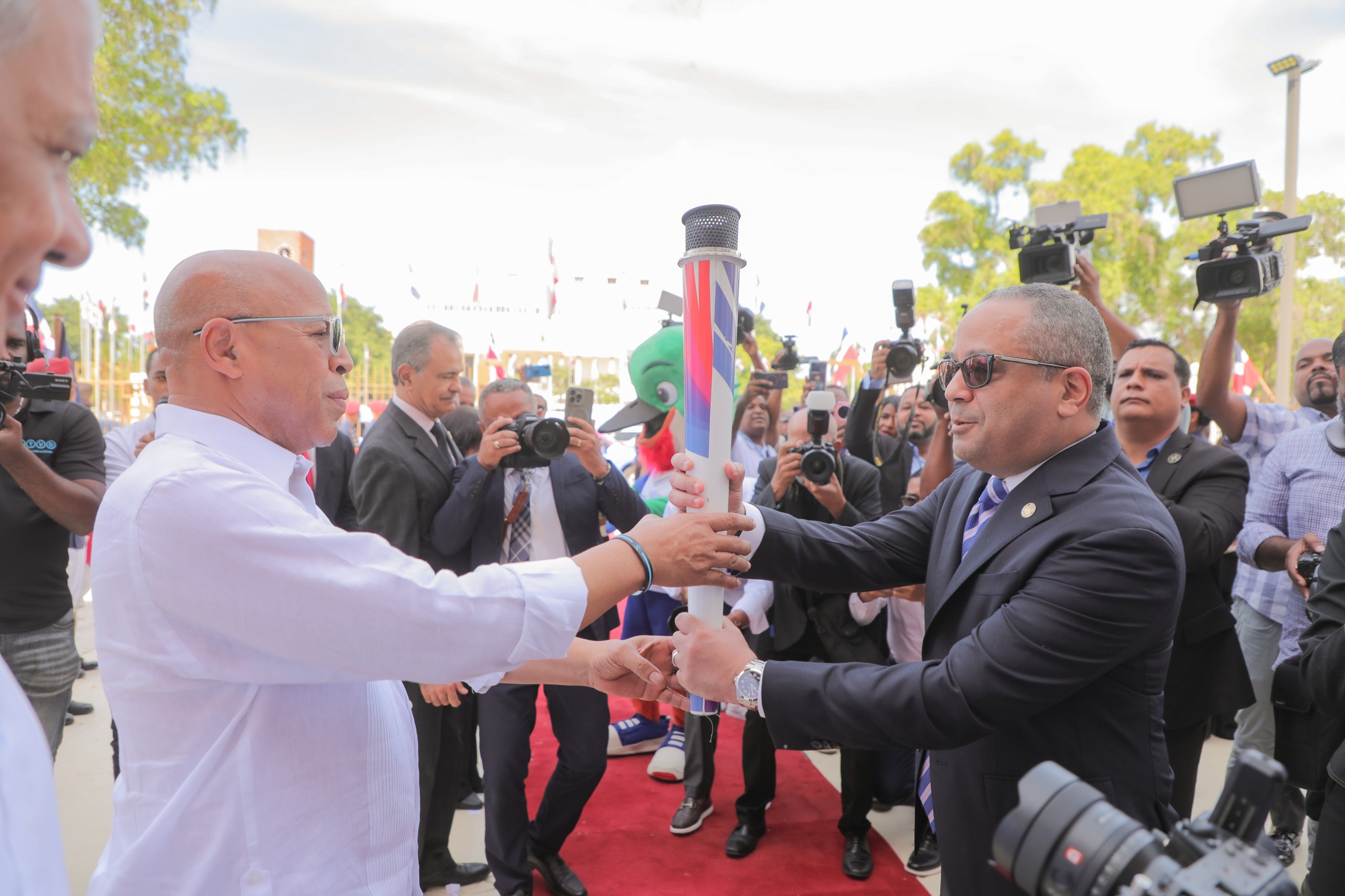 Alfredo Pacheco recibe Antorcha de XXV Juegos Centroamericano y del Caribe